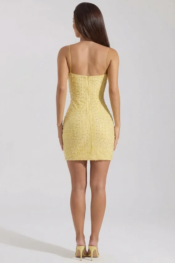 Vestido corto ajustado con cuello redondo y adornos Lunetta en amarillo Vestido corto ajustado con cuello redondo y adornos Lunetta en amarillo