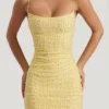Vestido corto ajustado con cuello redondo y adornos Lunetta en amarillo Vestido corto ajustado con cuello redondo y adornos Lunetta en amarillo