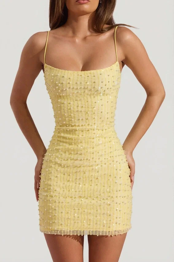 Vestido corto ajustado con cuello redondo y adornos Lunetta en amarillo Vestido corto ajustado con cuello redondo y adornos Lunetta en amarillo