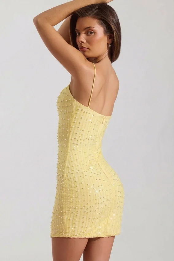 Vestido corto ajustado con cuello redondo y adornos Lunetta en amarillo Vestido corto ajustado con cuello redondo y adornos Lunetta en amarillo