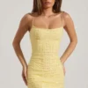 Vestido corto ajustado con cuello redondo y adornos Lunetta en amarillo Vestido corto ajustado con cuello redondo y adornos Lunetta en amarillo