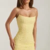 Vestido corto ajustado con cuello redondo y adornos Lunetta en amarillo Vestido corto ajustado con cuello redondo y adornos Lunetta en amarillo