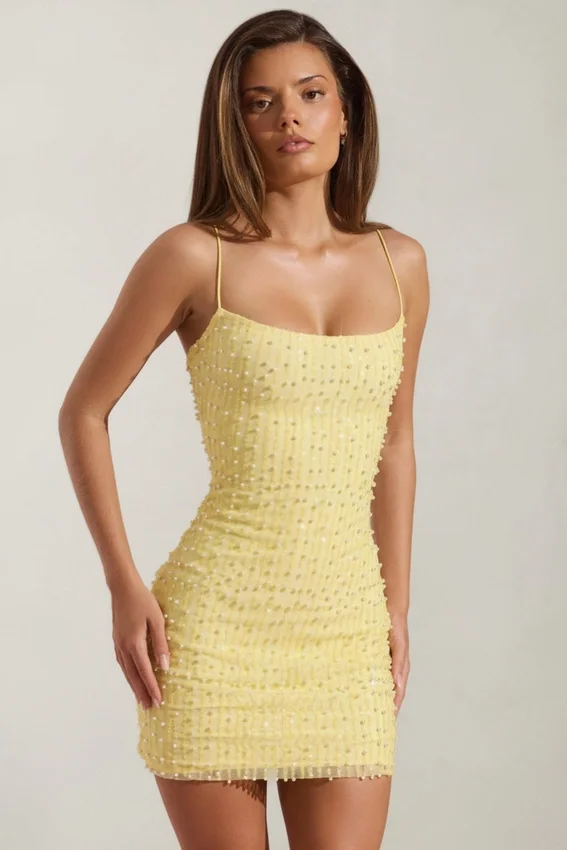 Vestido corto ajustado con cuello redondo y adornos Lunetta en amarillo Vestido corto ajustado con cuello redondo y adornos Lunetta en amarillo