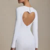 Vestido corto ajustado con detalle de corazón recortado Adelia en blanco Vestido corto ajustado con detalle de corazón recortado Adelia en blanco
