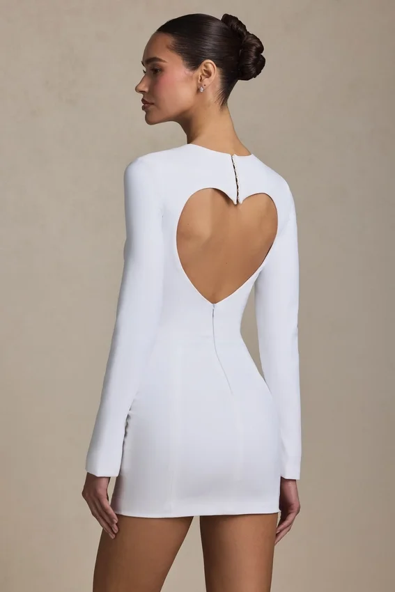 Vestido corto ajustado con detalle de corazón recortado Adelia en blanco Vestido corto ajustado con detalle de corazón recortado Adelia en blanco