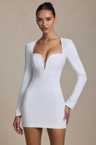 Vestido corto ajustado con detalle de corazón recortado Adelia en blanco