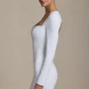 Vestido corto ajustado con detalle de corazón recortado Adelia en blanco Vestido corto ajustado con detalle de corazón recortado Adelia en blanco