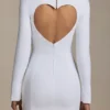 Vestido corto ajustado con detalle de corazón recortado Adelia en blanco Vestido corto ajustado con detalle de corazón recortado Adelia en blanco