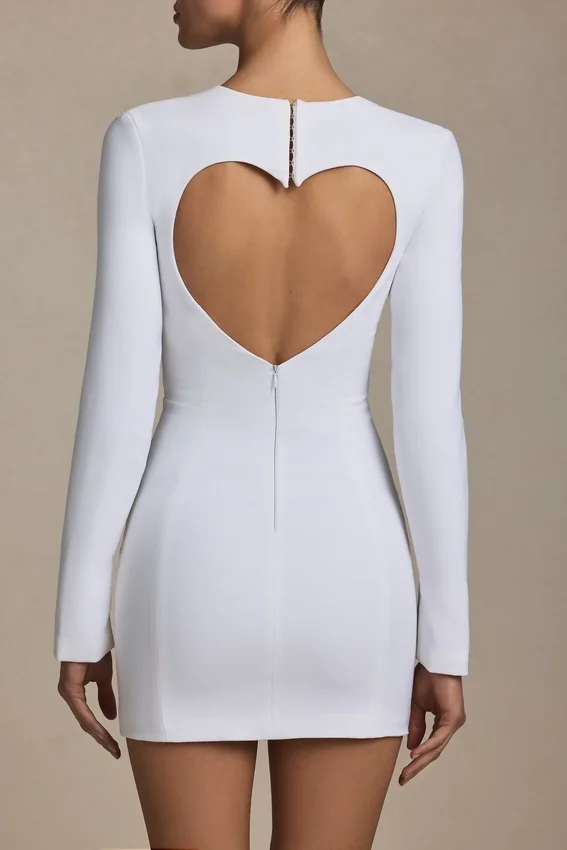Vestido corto ajustado con detalle de corazón recortado Adelia en blanco Vestido corto ajustado con detalle de corazón recortado Adelia en blanco