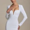 Vestido corto ajustado con detalle de corazón recortado Adelia en blanco Vestido corto ajustado con detalle de corazón recortado Adelia en blanco