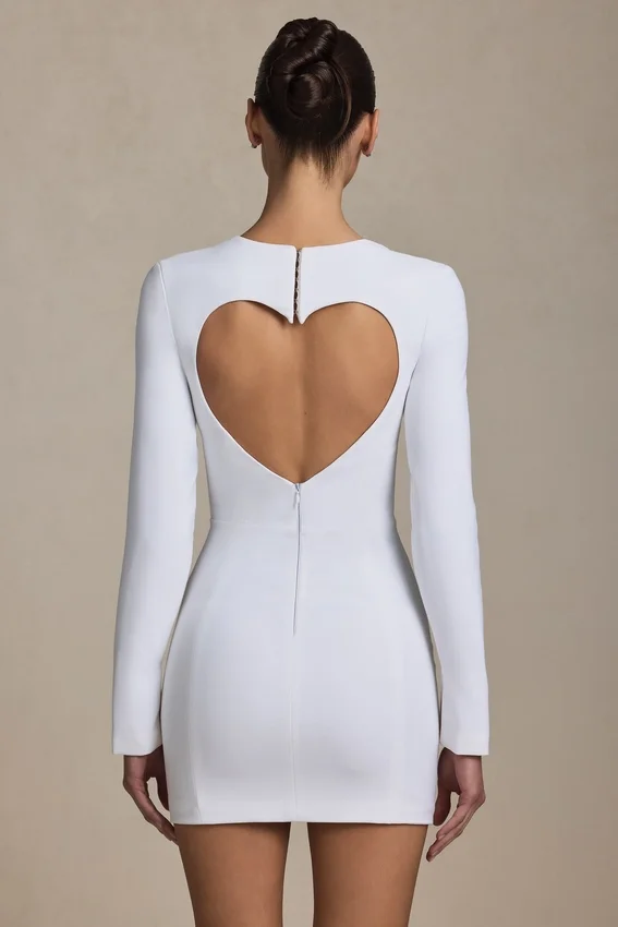 Vestido corto ajustado con detalle de corazón recortado Adelia en blanco Vestido corto ajustado con detalle de corazón recortado Adelia en blanco