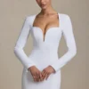 Vestido corto ajustado con detalle de corazón recortado Adelia en blanco Vestido corto ajustado con detalle de corazón recortado Adelia en blanco