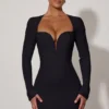 Vestido corto ajustado con detalle de corazón recortado Adelia en negro