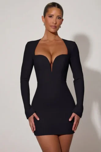 Vestido corto ajustado con detalle de corazón recortado Adelia en negro