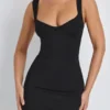 Vestido corto ajustado con escote corazón de modal Dove en negro Vestido corto ajustado con escote corazón de modal Dove en negro