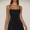 Vestido corto ajustado con escote redondeado y espalda descubierta adornado Philomena en negro