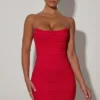 Vestido corto ajustado con fruncidos y espalda descubierta Femi en rojo