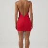 Vestido corto ajustado con fruncidos y espalda descubierta Femi en rojo