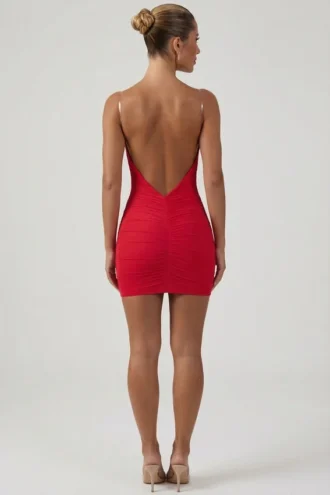 Vestido corto ajustado con fruncidos y espalda descubierta Femi en rojo