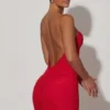 Vestido corto ajustado con fruncidos y espalda descubierta Femi en rojo