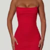 Vestido corto ajustado con fruncidos y espalda descubierta Femi en rojo