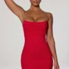 Vestido corto ajustado con fruncidos y espalda descubierta Femi en rojo