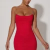 Vestido corto ajustado con fruncidos y espalda descubierta Femi en rojo