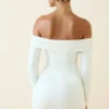 Vestido corto ajustado con fruncidos y hombros descubiertos Rosanna en color vainilla