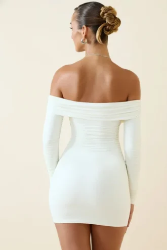 Vestido corto ajustado con fruncidos y hombros descubiertos Rosanna en color vainilla