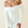 Vestido corto ajustado con fruncidos y hombros descubiertos Rosanna en color vainilla