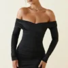 Vestido corto ajustado con fruncidos y hombros descubiertos Rosanna en negro