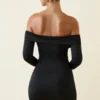 Vestido corto ajustado con fruncidos y hombros descubiertos Rosanna en negro