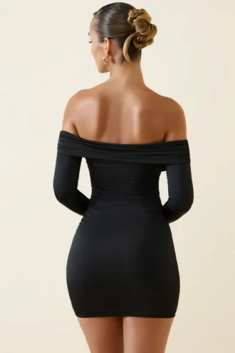 Vestido corto ajustado con fruncidos y hombros descubiertos Rosanna en negro