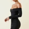 Vestido corto ajustado con fruncidos y hombros descubiertos Rosanna en negro
