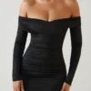 Vestido corto ajustado con fruncidos y hombros descubiertos Rosanna en negro