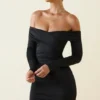 Vestido corto ajustado con fruncidos y hombros descubiertos Rosanna en negro