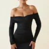 Vestido corto ajustado con fruncidos y hombros descubiertos Rosanna en negro