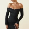 Vestido corto ajustado con fruncidos y hombros descubiertos Rosanna en negro