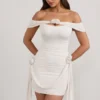 Vestido corto ajustado con fruncidos y hombros descubiertos «Roselle» con detalles florales en color marfil