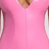 Vestido corto ajustado de vinilo con escote pronunciado Allani en rosa Vestido corto ajustado de vinilo con escote pronunciado Allani en rosa