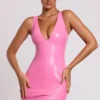 Vestido corto ajustado de vinilo con escote pronunciado Allani en rosa Vestido corto ajustado de vinilo con escote pronunciado Allani en rosa