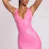 Vestido corto ajustado de vinilo con escote pronunciado Allani en rosa Vestido corto ajustado de vinilo con escote pronunciado Allani en rosa