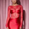 Vestido corto ajustado drapeado con paneles de encaje de manga larga Eliette en rojo Vestido corto ajustado drapeado con paneles de encaje de manga larga Eliette en rojo