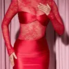 Vestido corto ajustado drapeado con paneles de encaje de manga larga Eliette en rojo Vestido corto ajustado drapeado con paneles de encaje de manga larga Eliette en rojo
