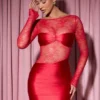Vestido corto ajustado drapeado con paneles de encaje de manga larga Eliette en rojo Vestido corto ajustado drapeado con paneles de encaje de manga larga Eliette en rojo