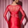 Vestido corto ajustado drapeado con paneles de encaje de manga larga Eliette en rojo Vestido corto ajustado drapeado con paneles de encaje de manga larga Eliette en rojo