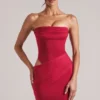 Vestido corto ajustado tipo bandeau Veda en rojo cereza Vestido corto ajustado tipo bandeau Veda en rojo cereza