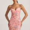 Vestido corto ajustado tipo camisola con adornos Velena en rosa Vestido corto ajustado tipo camisola con adornos Velena en rosa