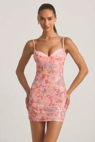 Vestido corto ajustado tipo camisola con adornos Velena en rosa