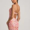 Vestido corto ajustado tipo camisola con adornos Velena en rosa Vestido corto ajustado tipo camisola con adornos Velena en rosa